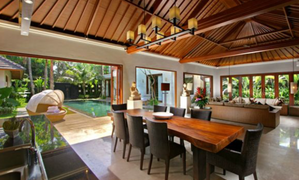 Villa Kayu Modern dengan Ruang Makan Terpisah